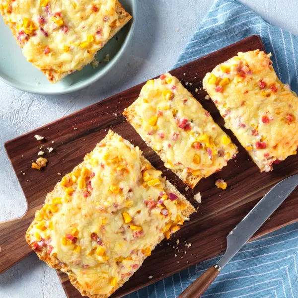 Schnelles Ofenbrot mit Schinken und Mais