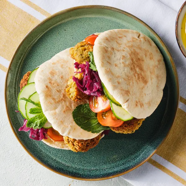 Pita-Falafel mit Hummus und Rotkohl