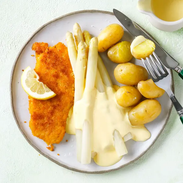 Schnitzel mit weißem Spargel und Pellkartoffeln