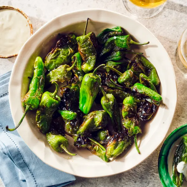 Paprika-Padrón mit Zitronen-Knoblauch-Dip