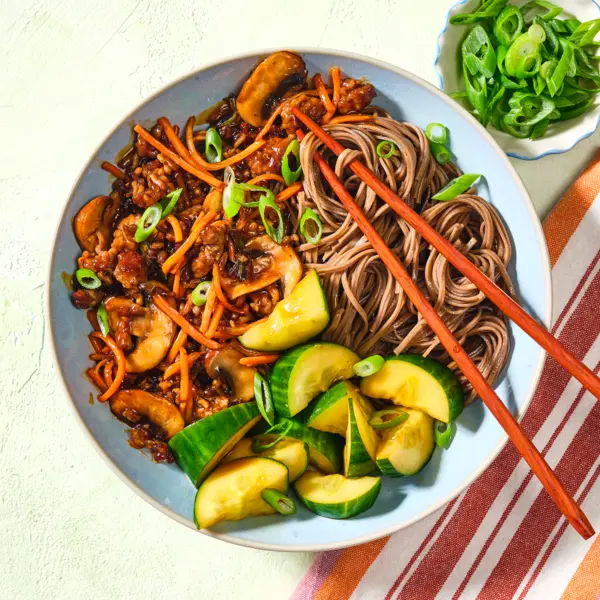 Soba-Nudeln mit Teriyaki-Hack