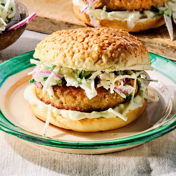 Chickenburger mit Zaziki und Krautsalat