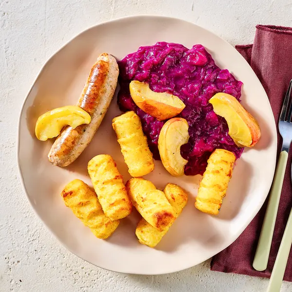 Kroketten mit Rotkohl und Würstchen