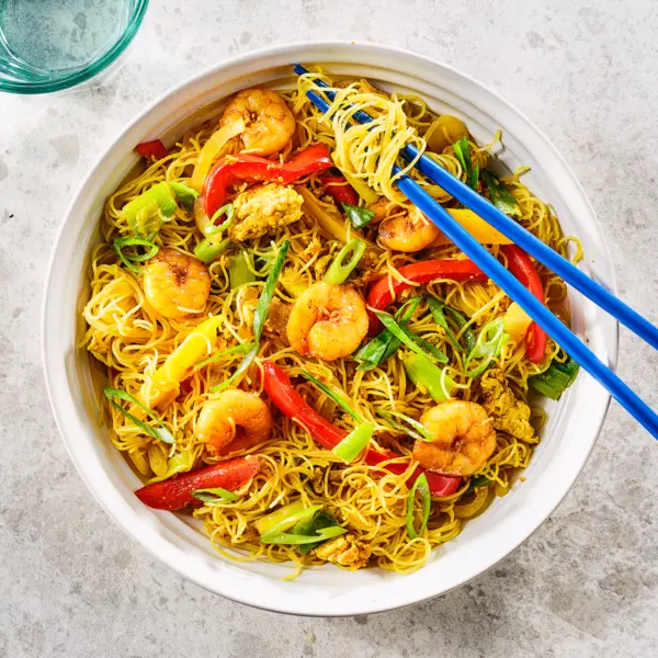 Curry-Reisnudeln mit Garnelen und Paprika