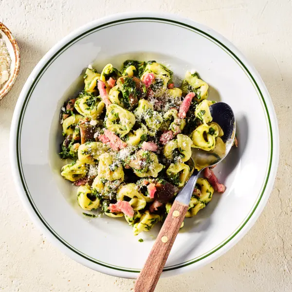 Tortellini in cremiger Spinatsoße