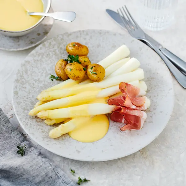 Spargel und Kartoffeln mit Sauce Hollandaise