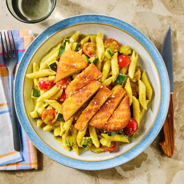 Pasta mit Pesto und veganem Schnitzel