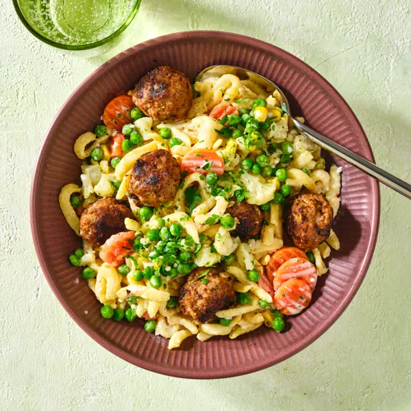 Bunte Spätzle-Pfanne mit Hackbällchen