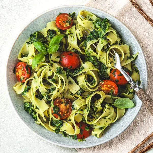 One Pot-Pasta mit Spinat