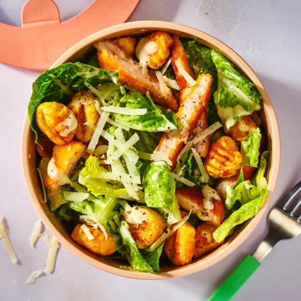 Knuspriger Gnocchi-Caesar-Salat