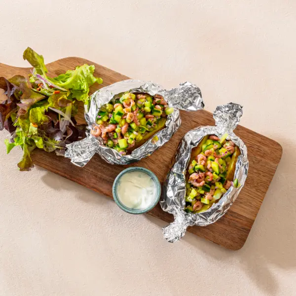 Folienkartoffeln mit Gurken-Krabben-Salat