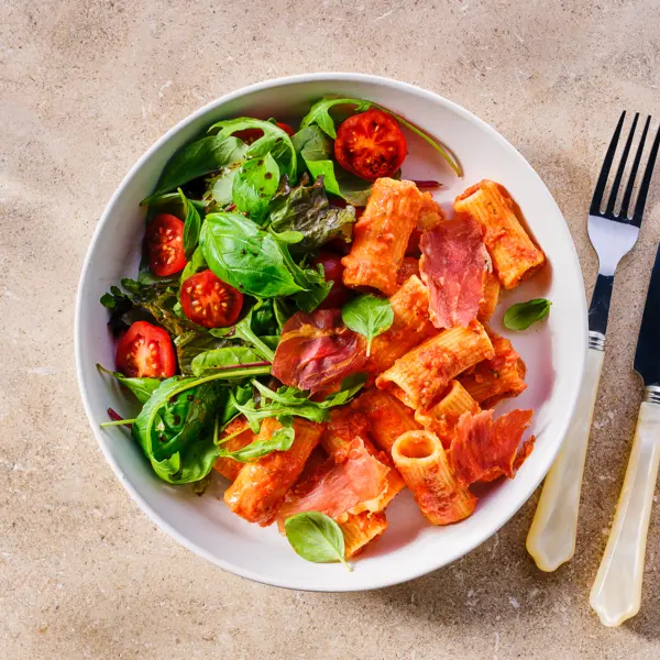 Rigatoni mit knusprigem Prosciutto und frischem Salat