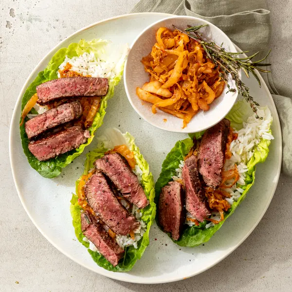 Kimchi-Salat-Wrap mit Rinderfiletstreifen