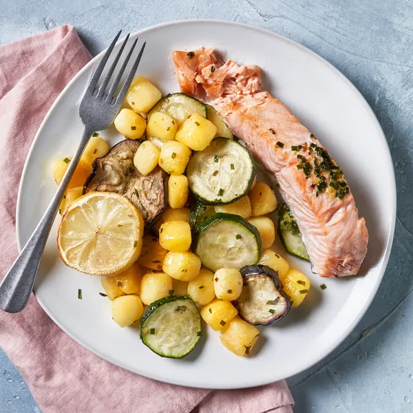 Kartoffel-Ofenblech mit Lachs und Aubergine