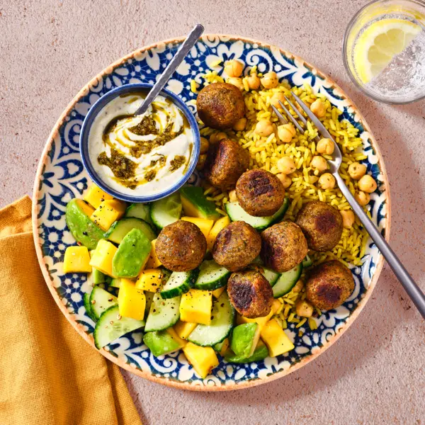 Harissa-Falafelteller mit Reis und Avocado-Mango-Salat