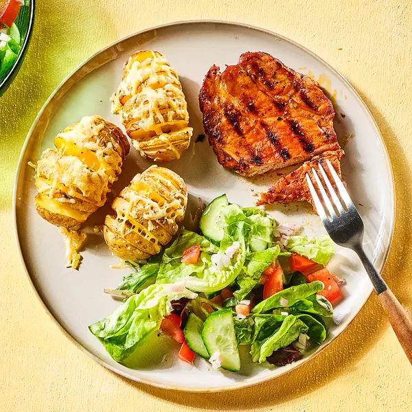 Schweinenackensteak mit Fächer-Kartoffeln vom Grill