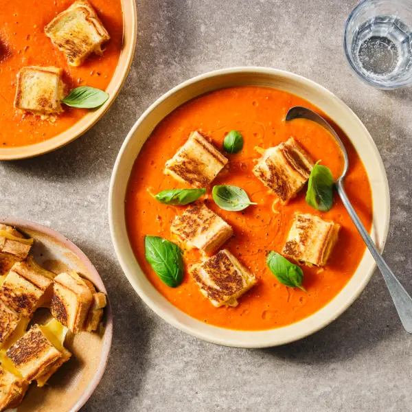 Tomaten-Paprika-Suppe mit Grilled-Cheese-Croûtons