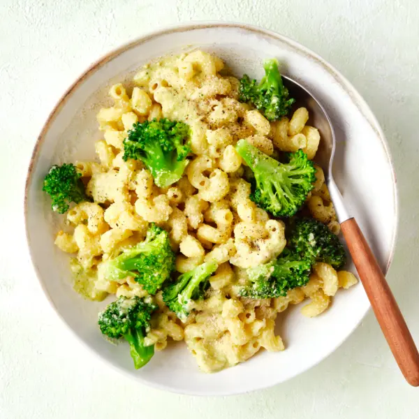 Vegane Mac and Cheese mit Broccoli