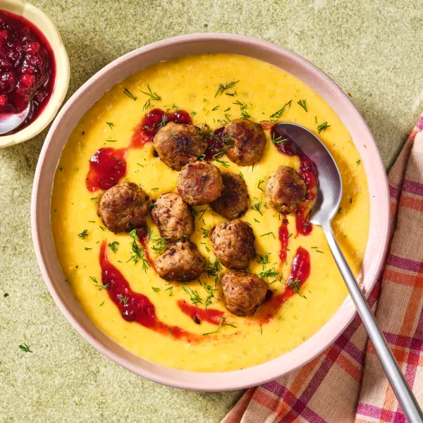 Kartoffel-Käse-Suppe mit Köttbullar