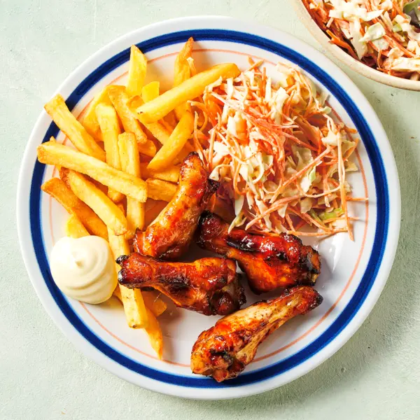 Sticky Chicken mit Pommes und Coleslaw