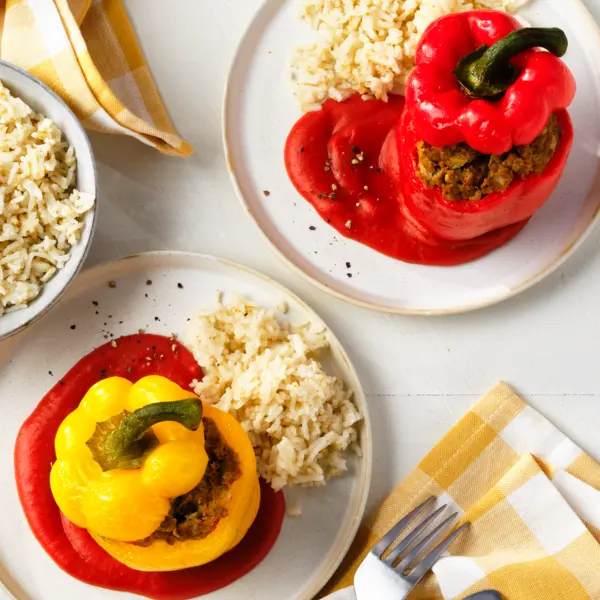 Gefüllte Paprikaschoten mit Reis und Tomatensauce