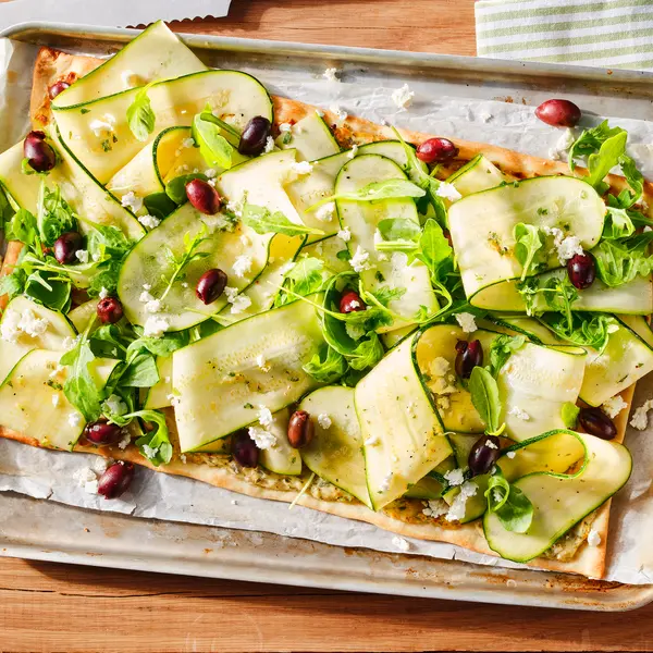 Mediterraner Flammkuchen mit Feta und Oliven