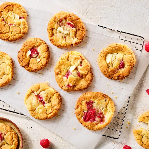 Himbeercookies mit weißer Schokolade