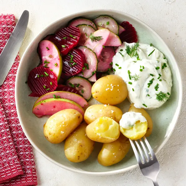 Kartoffeln mit Kräuterquark und Rote-Bete-Salat