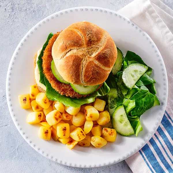 Fischburger mit Kartoffelwürfeln