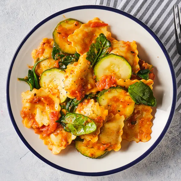 Spinat-Ravioli mit rotem Pesto