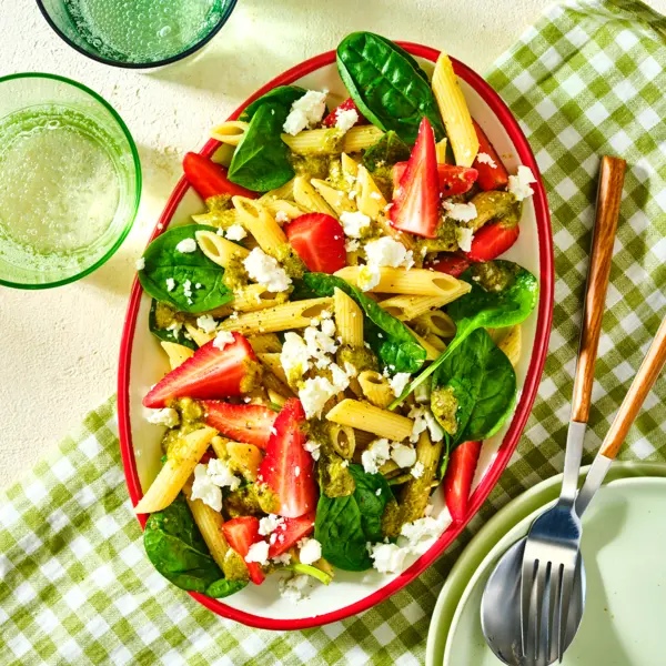 Nudelsalat mit Erdbeeren und Spinat