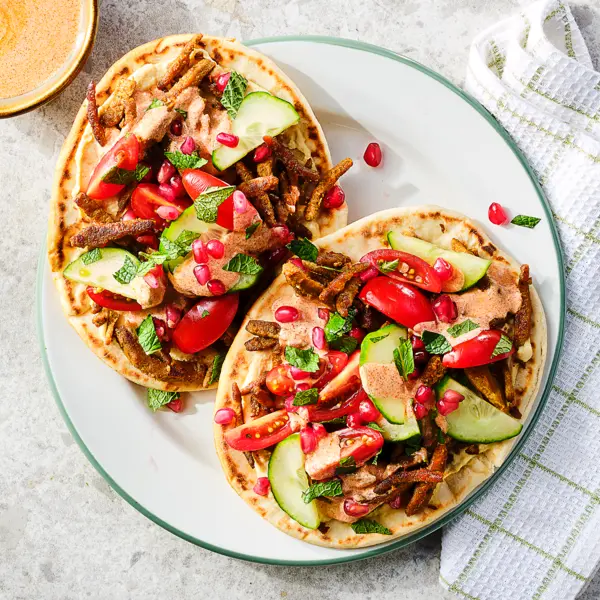 Pita mit veganem Gyros und Harissa-Soße