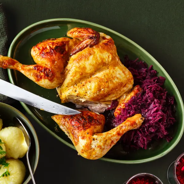 Spatchcook Huhn mit Apfel-Rotkohl und Kartoffelknödel