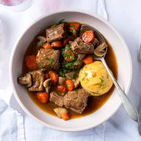 Bier-Gulasch mit Käse-Knödeln