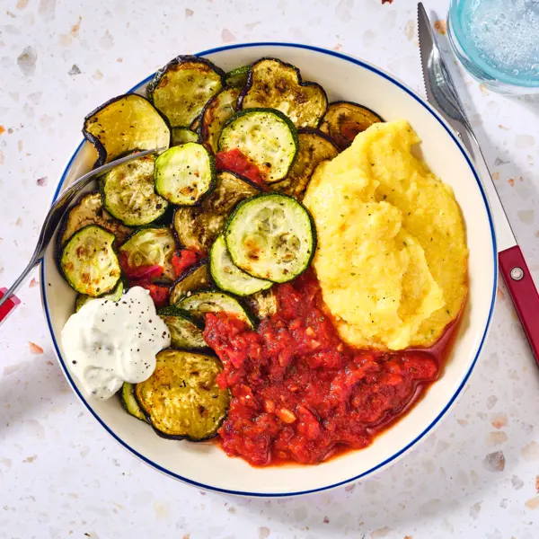 Ofen-Ratatouille mit Tomatensugo und Kräuter-Dip