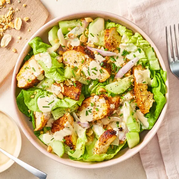 Hähnchen-Salat mit Erdnuss-Sauce