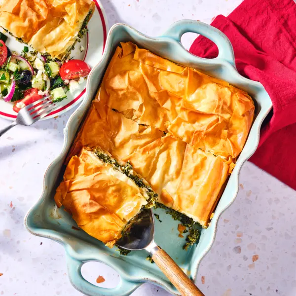 Feta-Spinatstrudel mit griechischem Salat