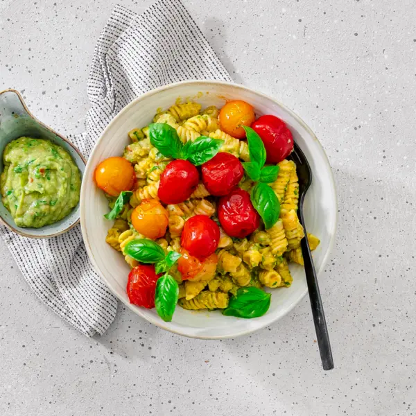 Pasta mit Guacamole und Tomaten