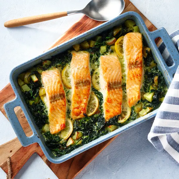 Ofen-Lachs auf Spinat mit Kartoffelwürfeln