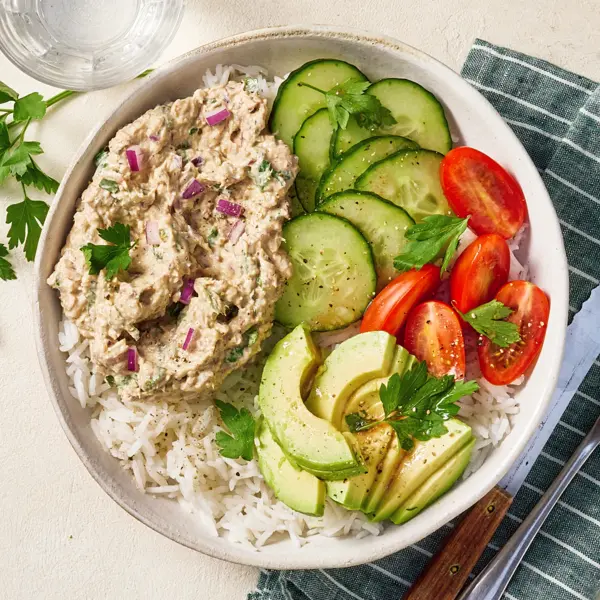 Bunte Fitness-Bowl mit Thunfisch
