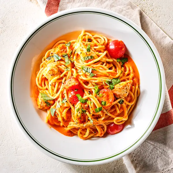 Spaghetti mit Hähnchen in cremiger Tomatensoße