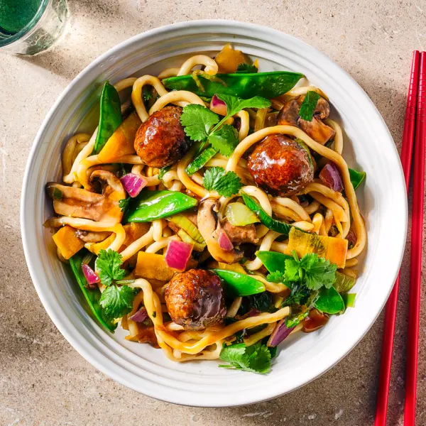 Udon-Nudeln mit Teriyaki-Hackbällchen