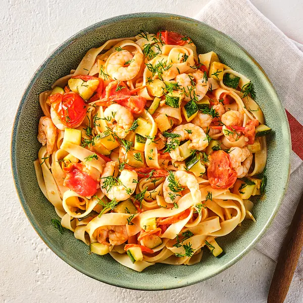Tagliatelle mit cremiger Tomatensauce und Garnelen