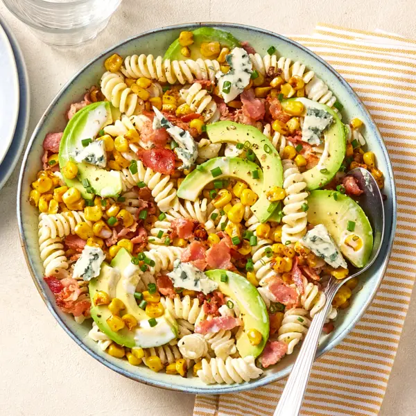 Nudelsalat mit knusprigem Bacon und Käse