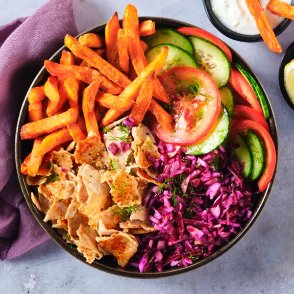 Puten-Döner-Bowl mit Süßkartoffelpommes