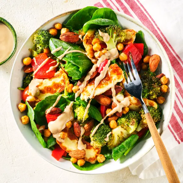 Salat mit geröstetem Gemüse und Halloumi