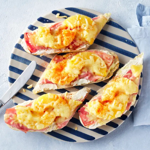 Überbackenes Baguette Hawaii