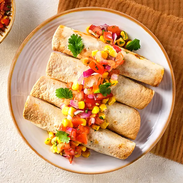 Taquitos mit Hackfleisch und Tomaten-Mais-Salsa