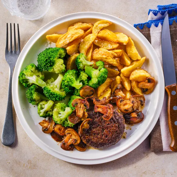 Hacksteak mit Kartoffelspalten und Champignons