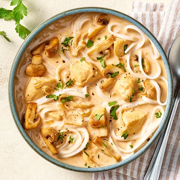 Kokos-Nudelsuppe mit Hähnchen